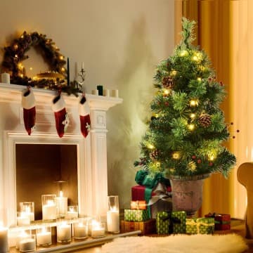 Costway Canada Sapin de Noël LED 3/4/5 pieds avec baies rouges et pommes de pin chez Costway Canada