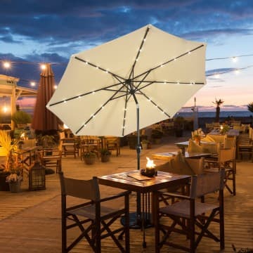 Costway Canada 10 Feet Outdoor Patio Umbrella with Bright Solar LED Lights chez Costway Canada