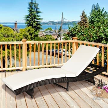 Costway Canada Chaise longue pliante de patio avec 5 niveaux réglables et coussin chez Costway Canada
