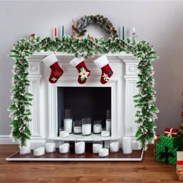 Costway Canada Guirlande de Noël 9 pieds, enneigée avec baies chez Costway Canada