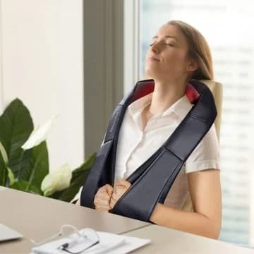 Electric Back and Neck Kneading Shoulder Massager with Heat Straps chez Costway Canada