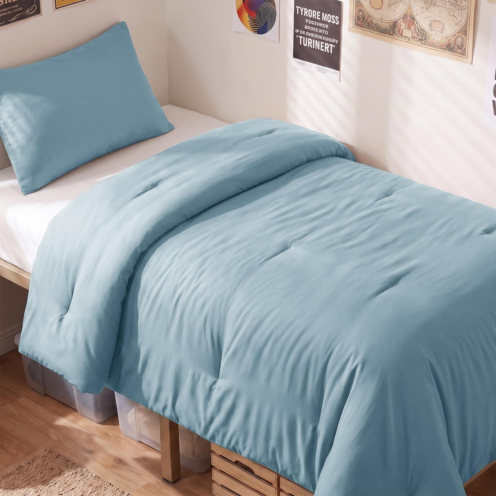 CozyLux Twin Comforter Set, 2 Pieces Down Alternative Bedding, Light Blue | 270 GSM Twin XL College Dorm Comforter with 4 Corner Tabs... chez Amazon US
