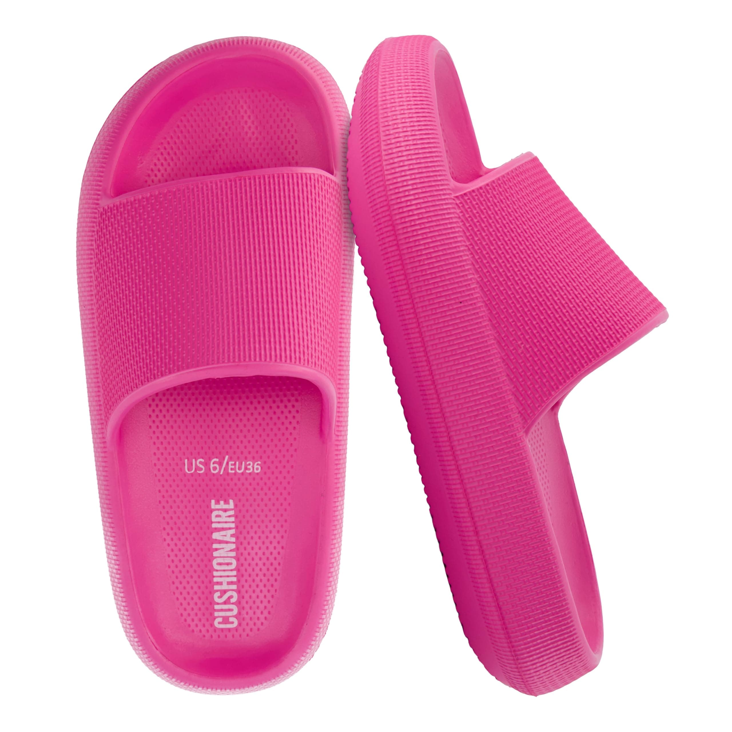 CUSHIONAIRE Feather EVA Slides for Women – Comfortable Slip On Womens Slippers, Indoor Outdoor Shower Shoes, Beach Essential Cloud Slides chez Amazon US