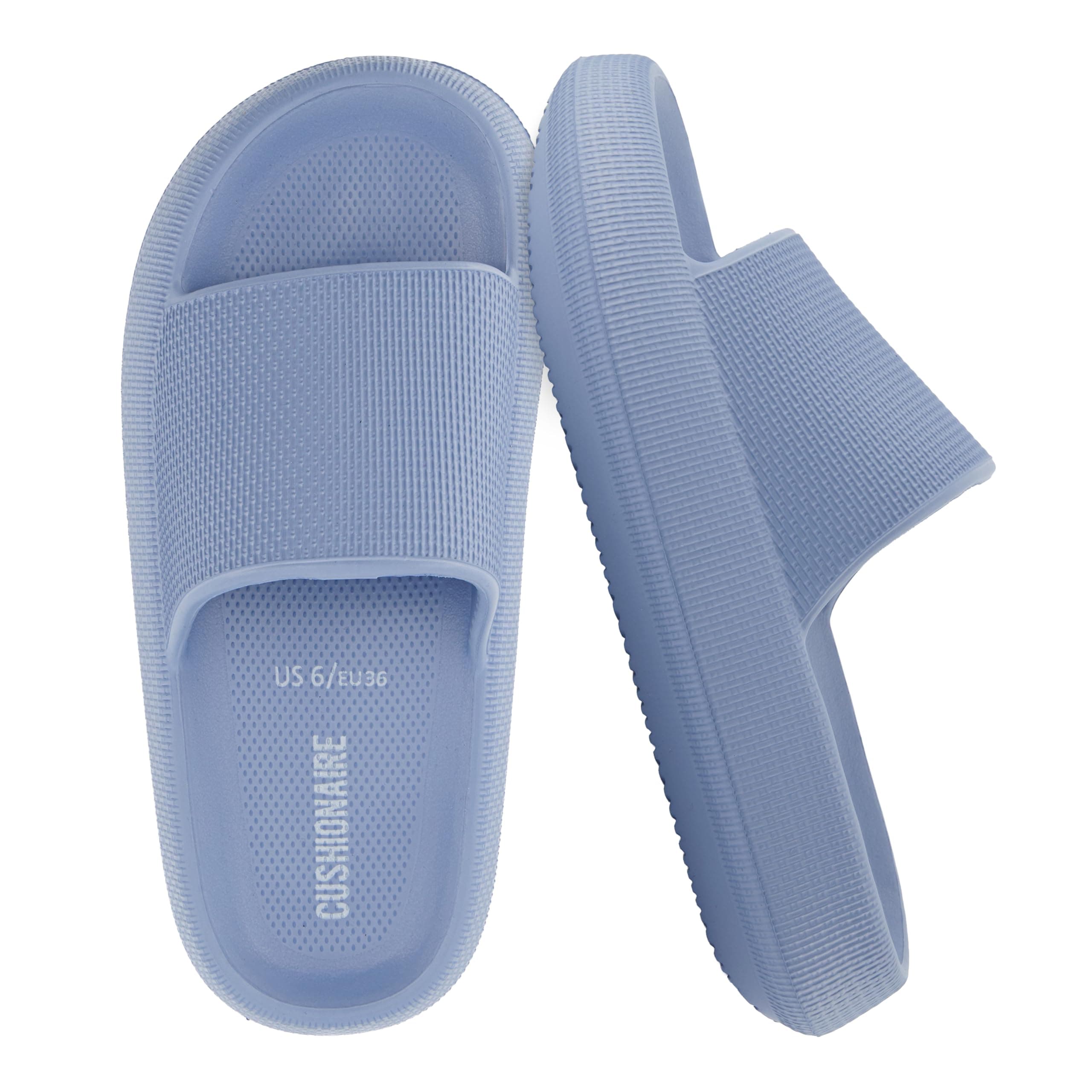 CUSHIONAIRE Feather EVA Slides for Women – Comfortable Slip On Womens Slippers, Indoor Outdoor Shower Shoes, Beach Essential Cloud Slides chez Amazon US